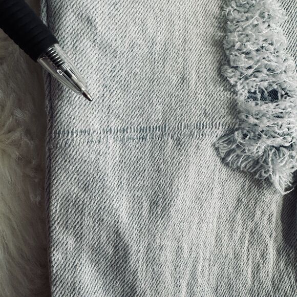 LEI Ashley Low Rise Capri Jeans 15 (34x19) Light Wash Super Stretch Embellished - Picture 8 of 10